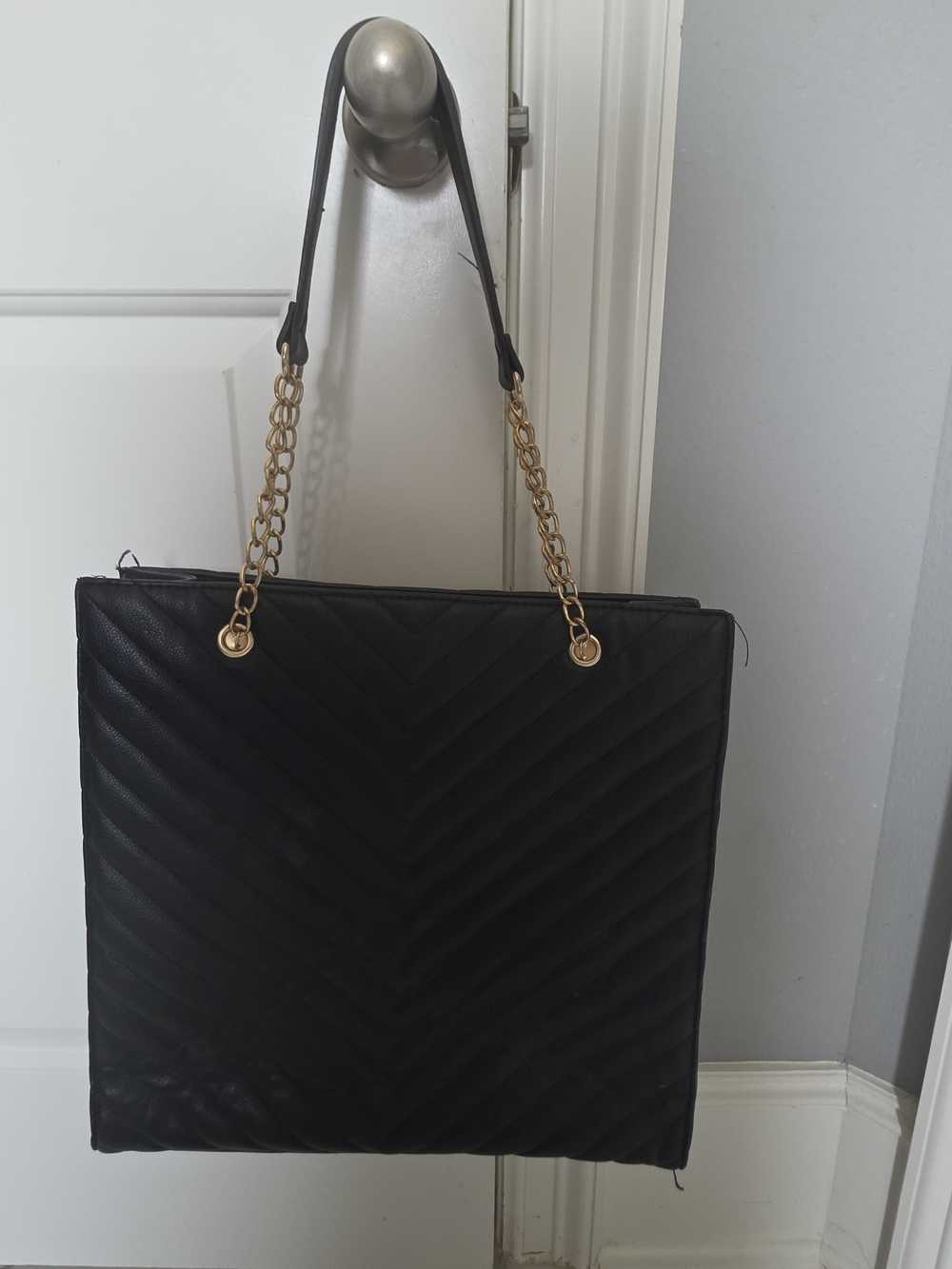 Black Quilted Chain-Handle Tote Bag - Classic Women’s Shoulder Bag
